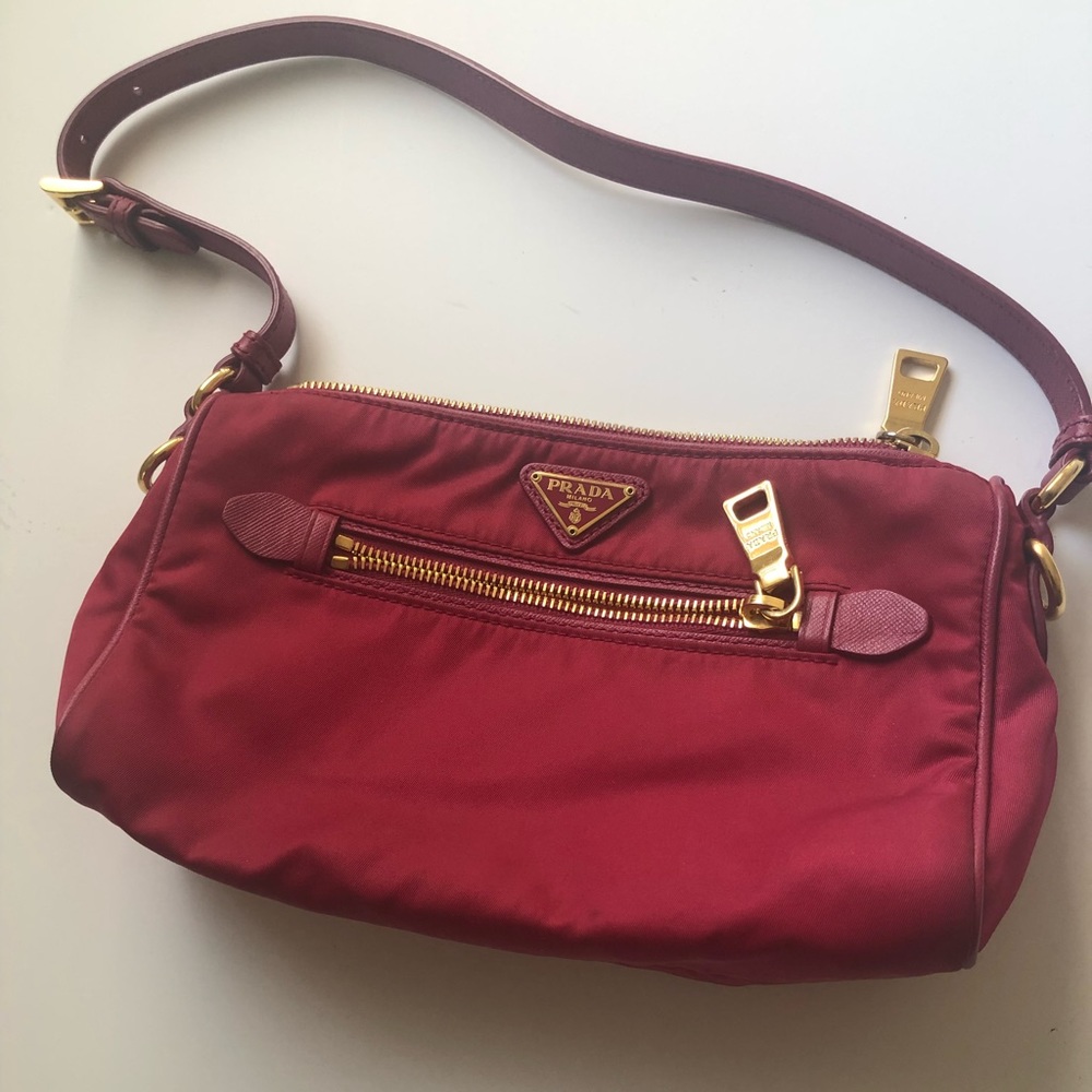 Selling Prada Purse the color of it is gorgeous.